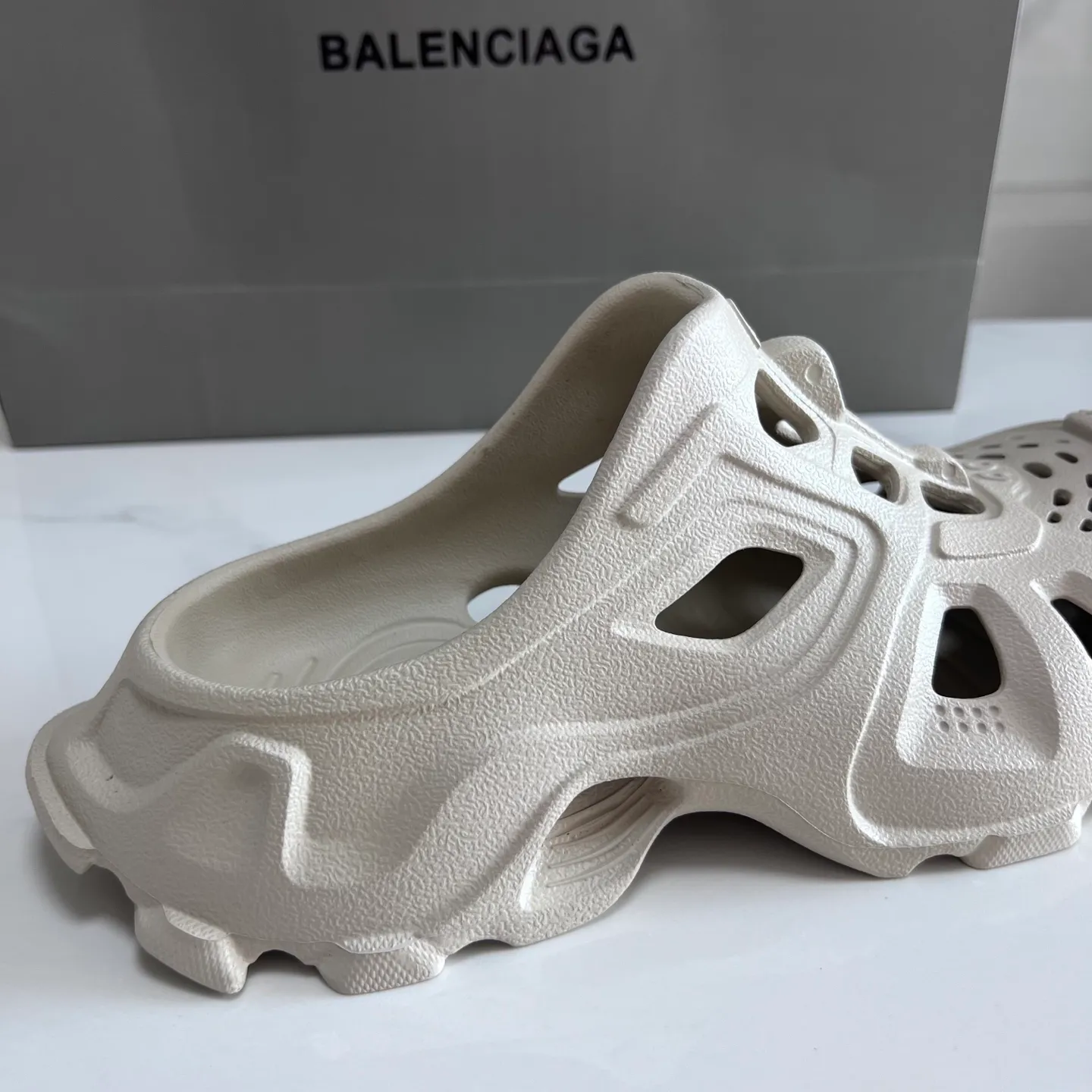 👟👟Ex-factory price 380👟👟 Balenciaga must-have beach shoes for summer: Men's and women's shoes are made of ultra-light 95% (injection molding) EVA plastic, 5% foam plastic foam cushioning material #Ultra-lightweight one-piece foam shoe mold ❗ New summer product, French high-end luxury brand - Balenciaga BALENCIAGA 3XL Rubber Low Top Sneakers 3XL version series summer beach wading versatile trendy lace-up casual sports hole sandals. Size: 35-46